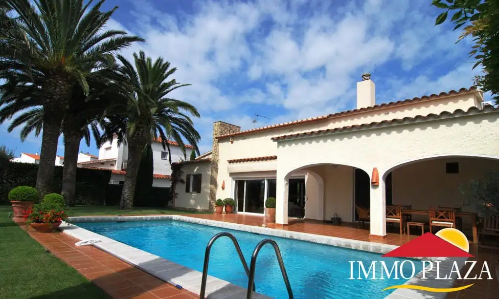 Stylish rustic villa with a large pool and a boat mooring of 24m on the canal of Empuriabrava – Costa Brava – Spain – photo 2
