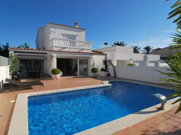 Beautiful villa with 5 bedrooms and pool on the canals of the Marina Ampuriabrava – Costa Brava North