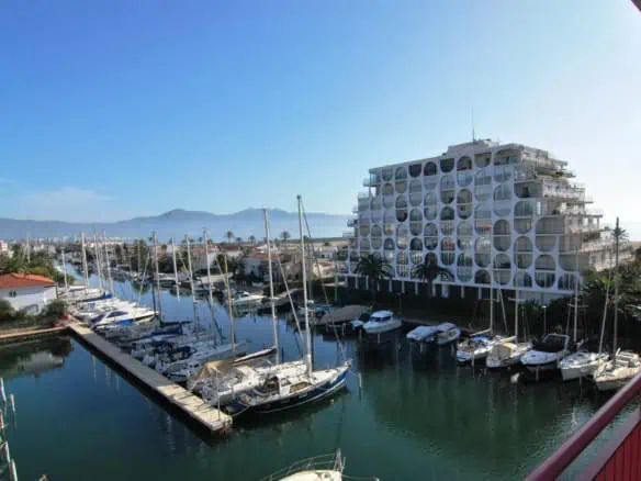 Beautiful bright and spacious apartment at only 2 minutes from the beach and center of the Marina of Empuriabrava