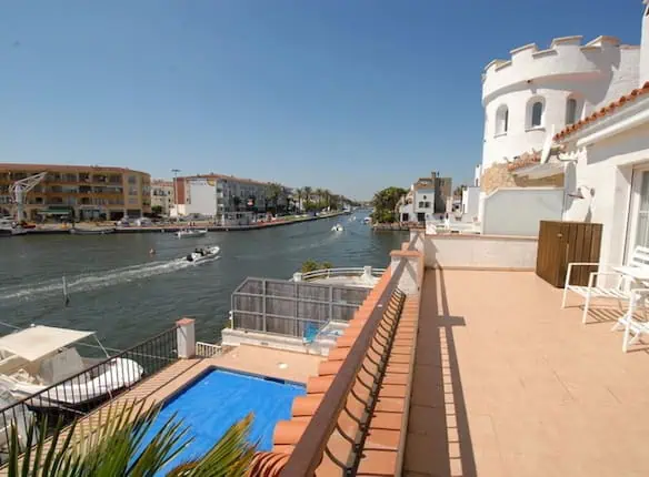 Spacious holiday house with large mooring 14x8mtr and private pool in the main port of Empuriabrava – Costa Brava