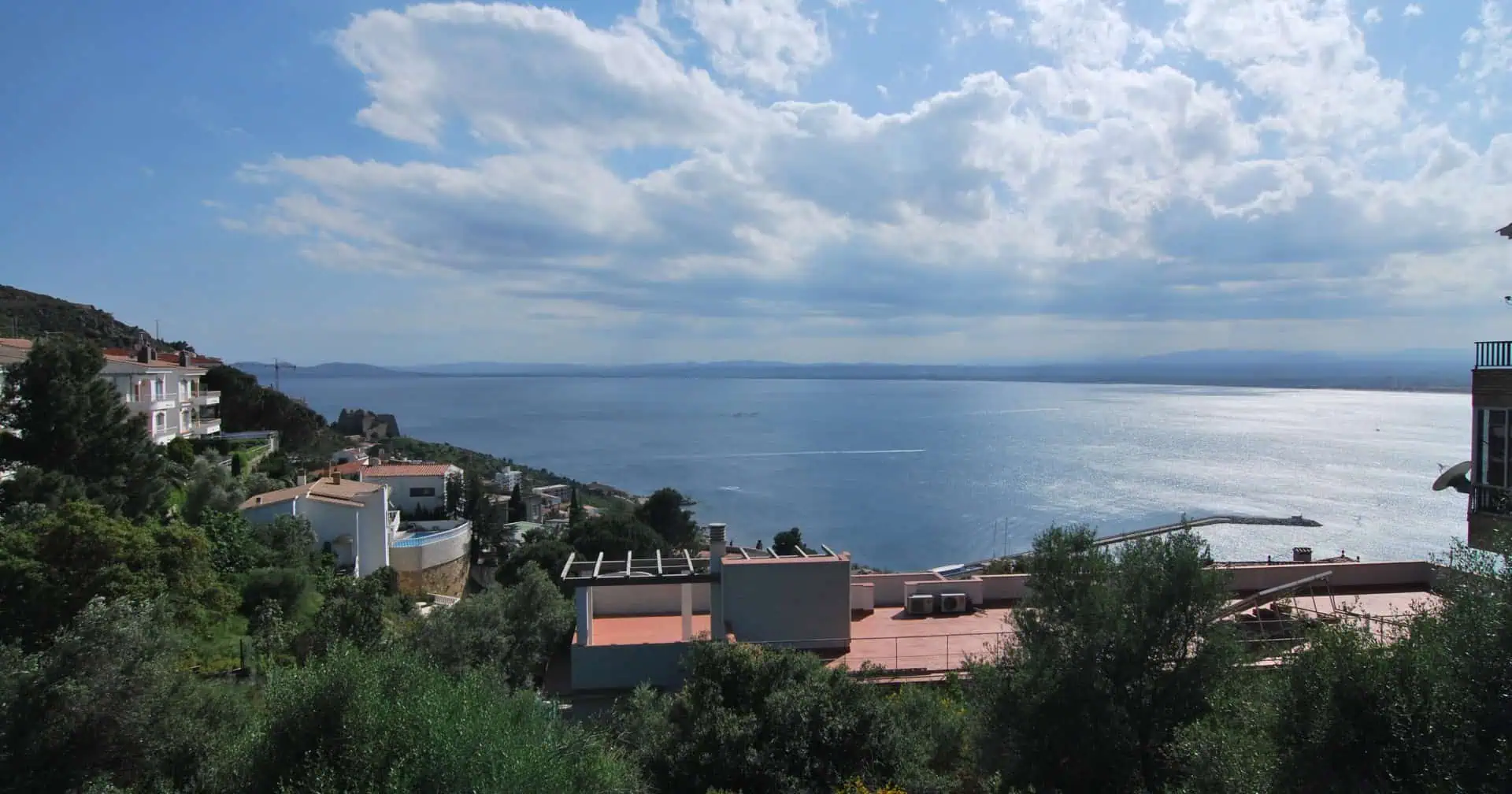 08052015170701_119 Spacious apartment with lovely views of the sea and the mountains, Roses – Spain