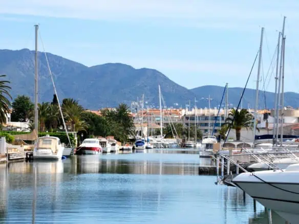 Spacious apartment located in Port Salins 5 min. from the beach, private garage in Empuriabrava – Girona