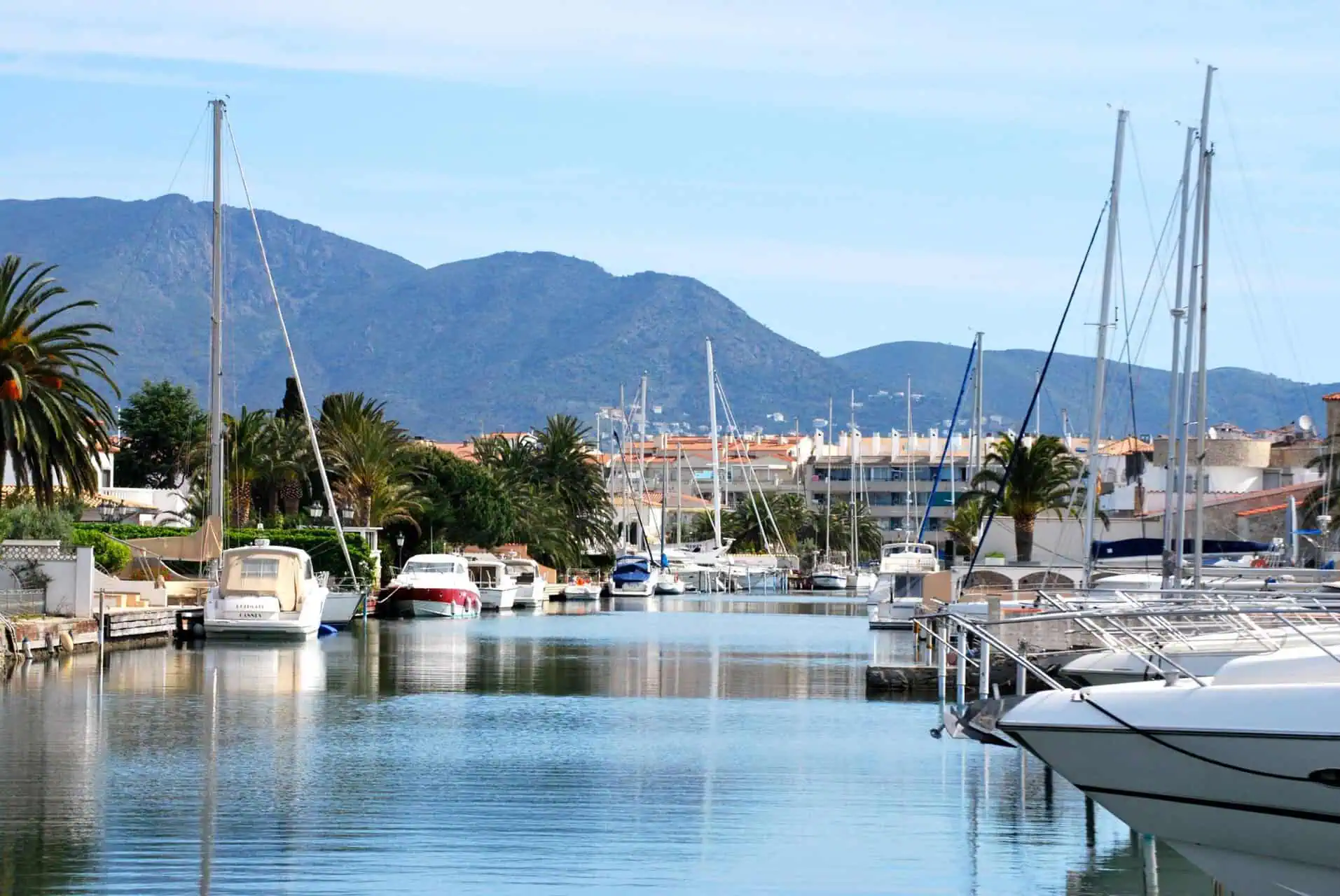 0805201595019_98 Spacious apartment located in Port Salins 5 min. from the beach, private garage in Empuriabrava – Girona