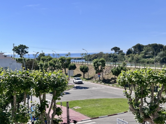 Sea and river view apartment (60m2) next to the beach, lovely south-facing terrace! Storage included
