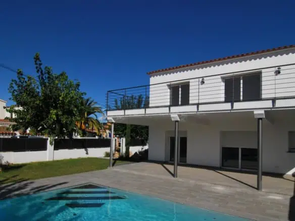 Modern Villa with pool and garden near the Port Alberes-Pani of the Marina of Empuriabrava