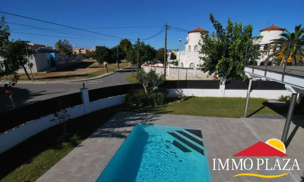 Modern Villa with pool and garden near the Port Alberes-Pani of the Marina of Empuriabrava – photo 5
