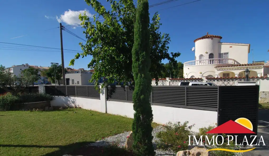 Modern Villa with pool and garden near the Port Alberes-Pani of the Marina of Empuriabrava – photo 3