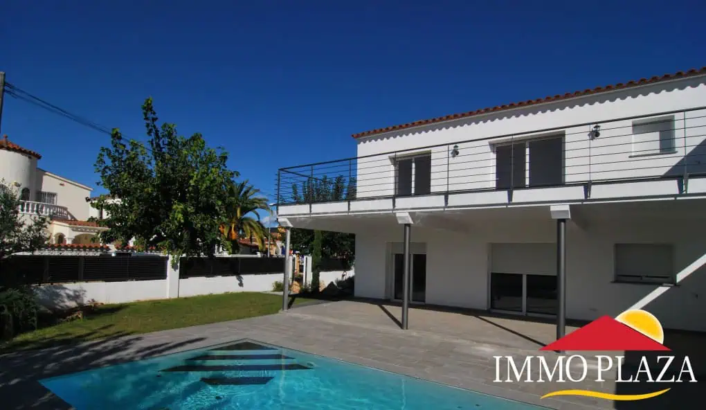 Modern Villa with pool and garden near the Port Alberes-Pani of the Marina of Empuriabrava – photo 2