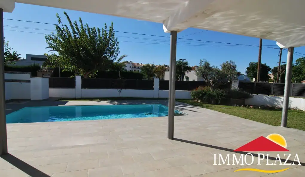 Modern Villa with pool and garden near the Port Alberes-Pani of the Marina of Empuriabrava – photo 6