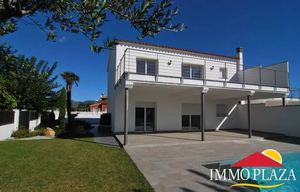 Modern Villa with pool and garden near the Port Alberes-Pani of the Marina of Empuriabrava – photo 4