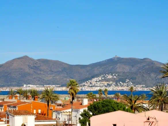 Spacious penthouse with 4 comfortable bedrooms in 2nd line beach in Empuriabrava – Costa Brava