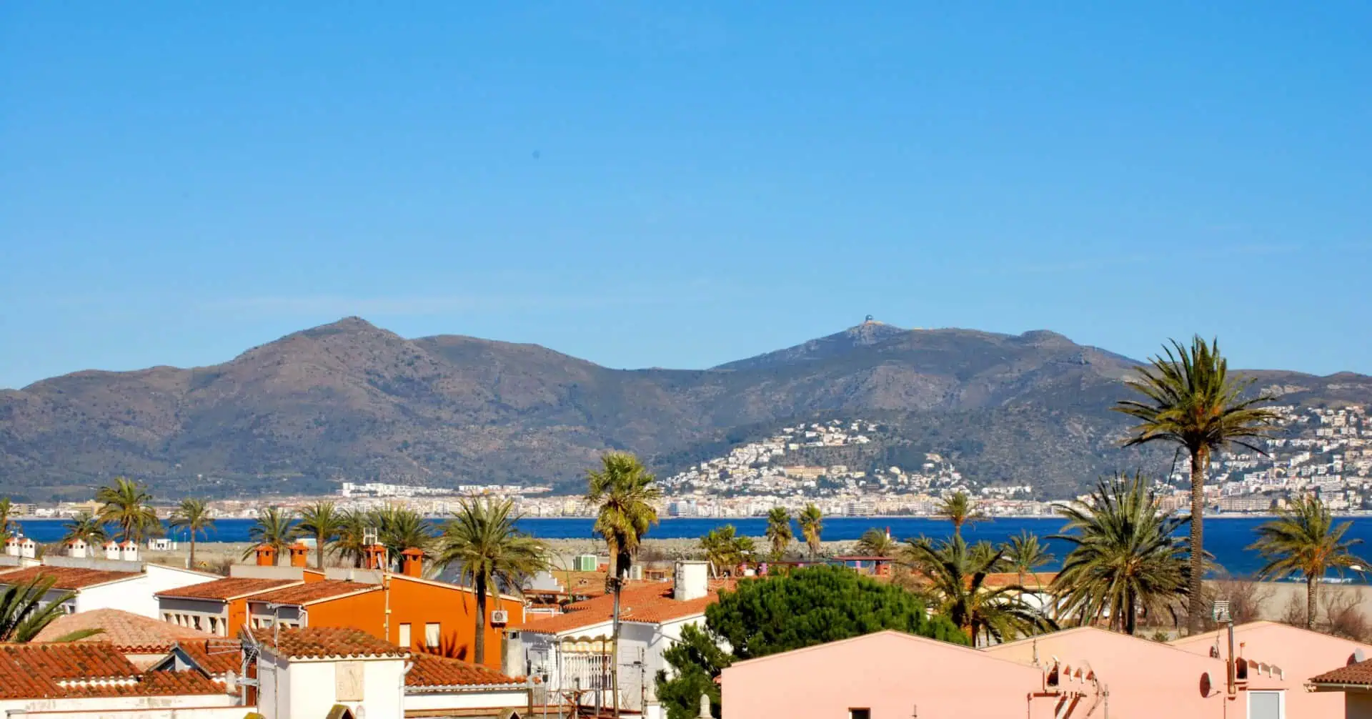 09032015152941_93 Spacious penthouse with 4 comfortable bedrooms in 2nd line beach in Empuriabrava – Costa Brava