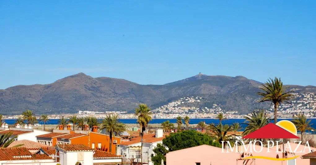 Spacious penthouse with 4 comfortable bedrooms in 2nd line beach in Empuriabrava – Costa Brava – photo 2
