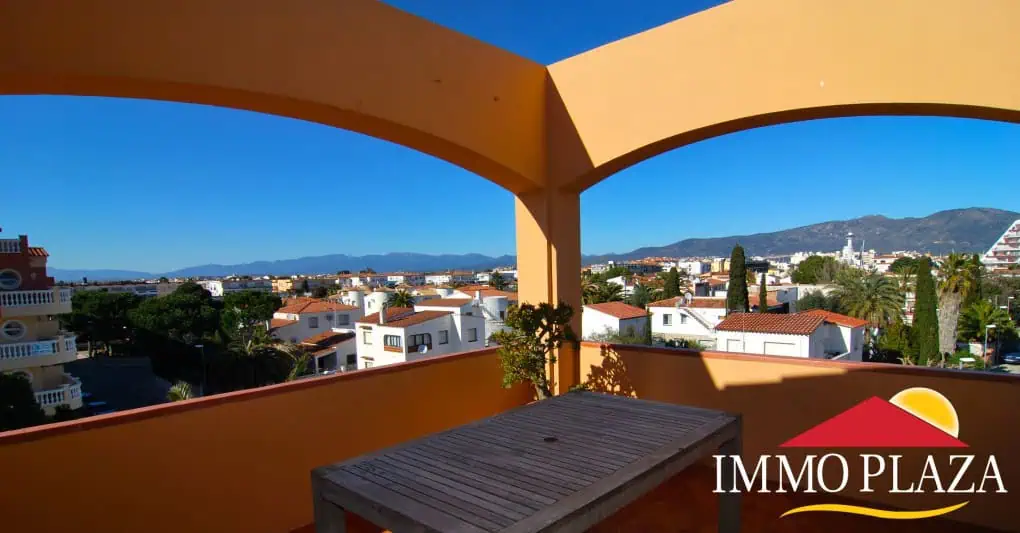Spacious penthouse with 4 comfortable bedrooms in 2nd line beach in Empuriabrava – Costa Brava – photo 3