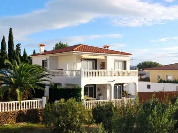 Spacious and modern Villa of 173m2 in Mas Fumats overlooking the Bay of Rosas-Costa Brava