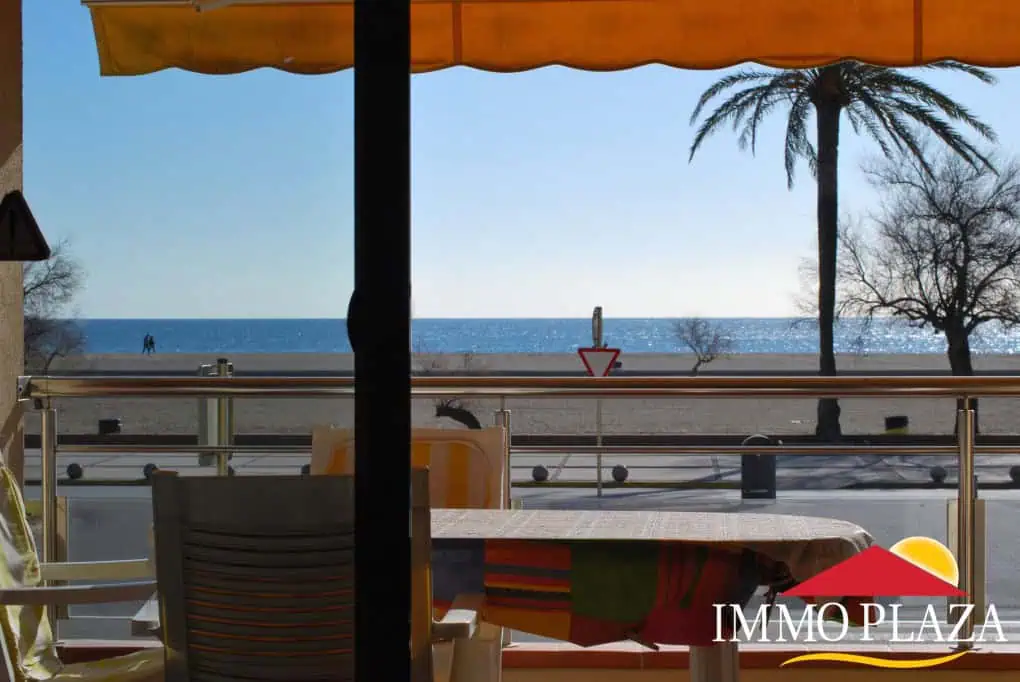 Modern apartment in 1st line of the sea overlooking the Bay of Roses situated in Empuria – Costa Brava – photo 2