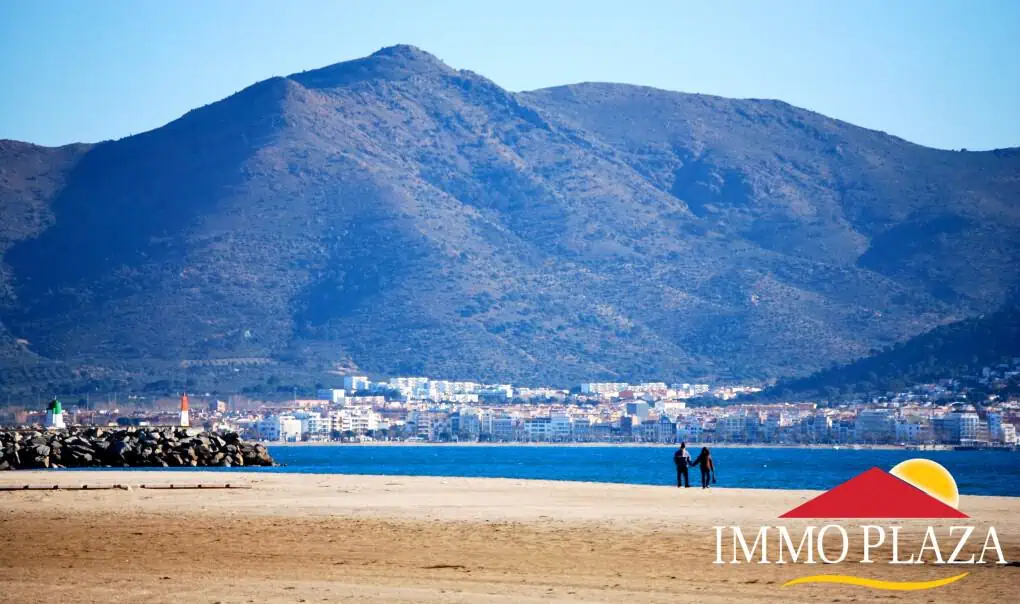 Modern apartment in 1st line of the sea overlooking the Bay of Roses situated in Empuria – Costa Brava – photo 4
