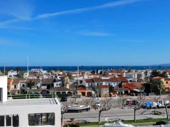 Charming apartment facing south with sea view in the center of Empuriabrava – Spain