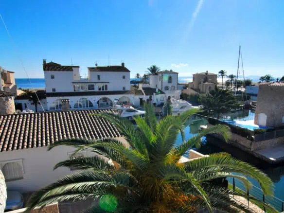 Beautiful fisherman house near the exit of the port of Empuriabrava – Bahia de Rosas
