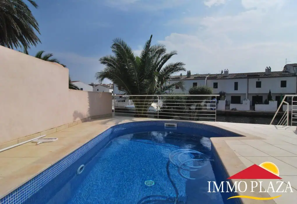Sunny and modern equipped villa with pool and boat mooring (9×4 mtr) in Empuriabrava, Costa Brava – photo 3