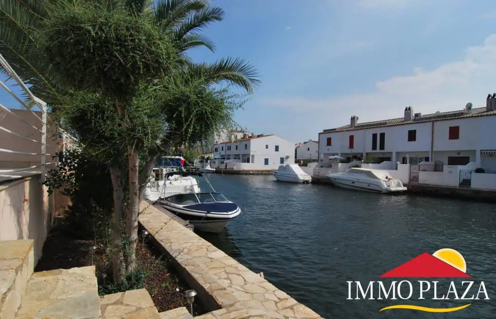 Sunny and modern equipped villa with pool and boat mooring (9×4 mtr) in Empuriabrava, Costa Brava – photo 4