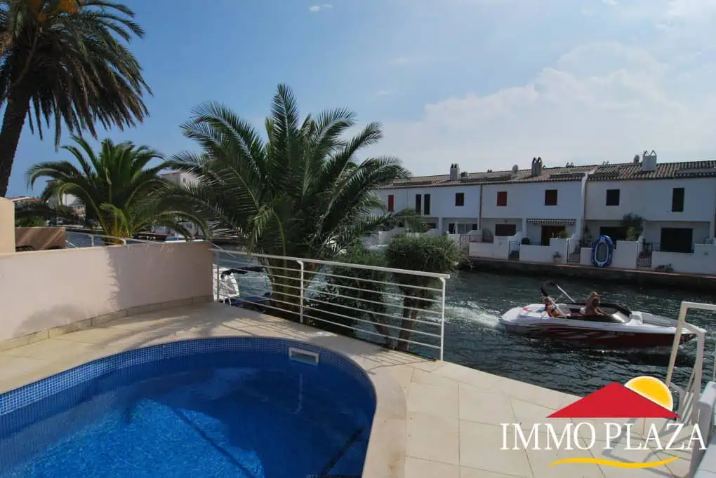 Sunny and modern equipped villa with pool and boat mooring (9×4 mtr) in Empuriabrava, Costa Brava – photo 5