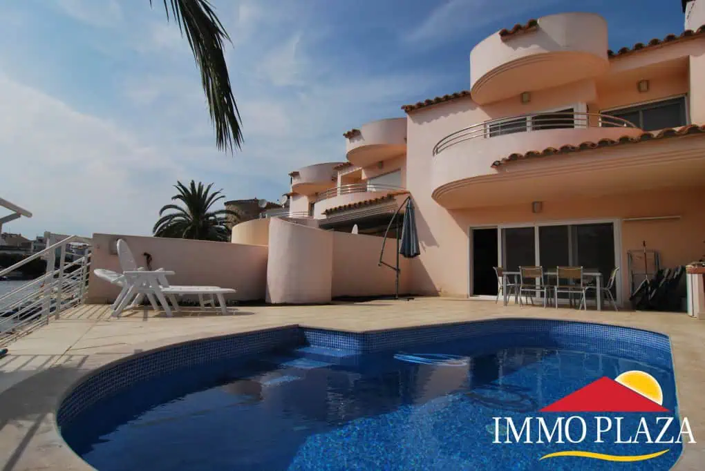 Sunny and modern equipped villa with pool and boat mooring (9×4 mtr) in Empuriabrava, Costa Brava – photo 6