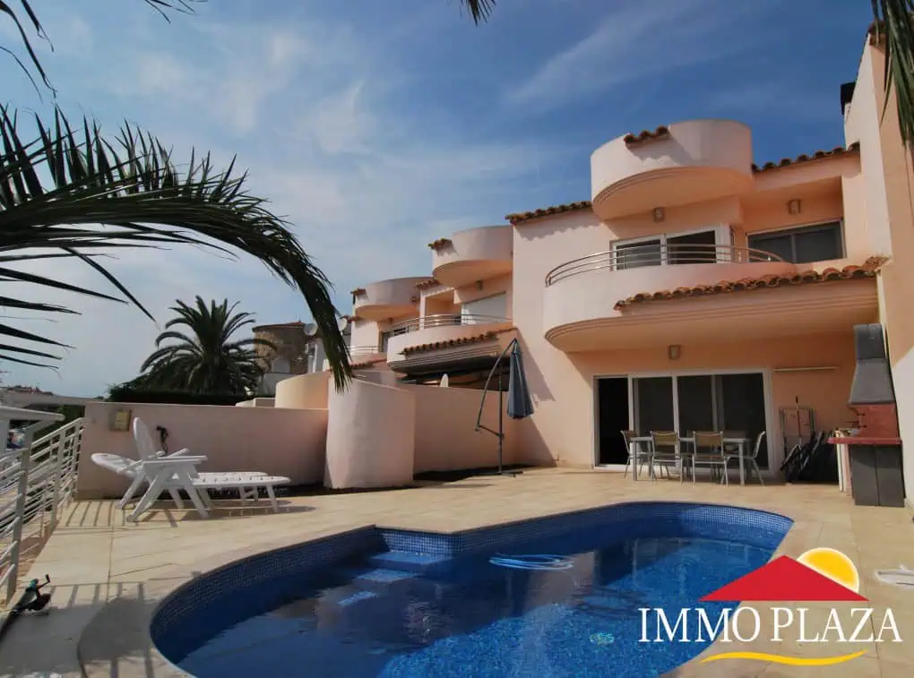 Sunny and modern equipped villa with pool and boat mooring (9×4 mtr) in Empuriabrava, Costa Brava – photo 2