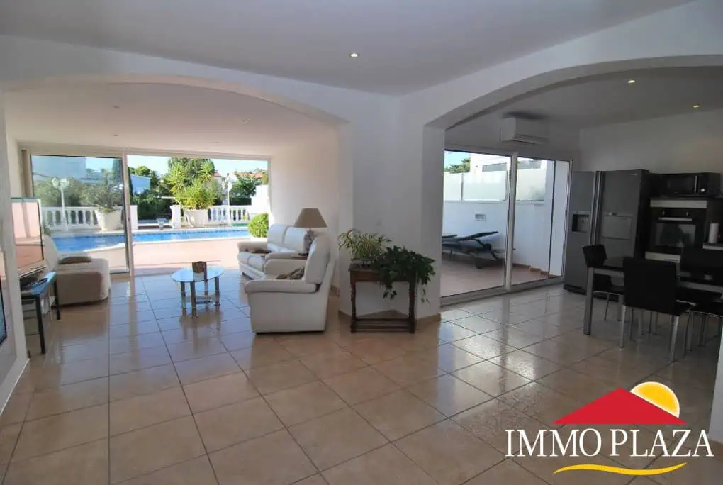 Beautiful villa with 5 bedrooms and pool on the canals of the Marina Ampuriabrava – Costa Brava North – photo 3