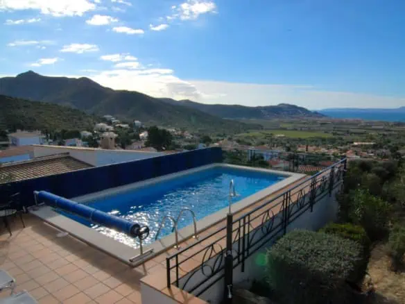 Villa Vista all ground floor property on a beautiful plot of 1160m2 in the Bay of Roses – Costa Brava