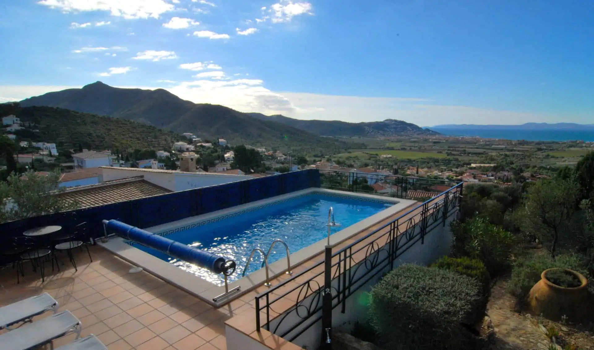 Villa Vista all ground floor property on a beautiful plot of 1160m2 in the Bay of Roses – Costa Brava