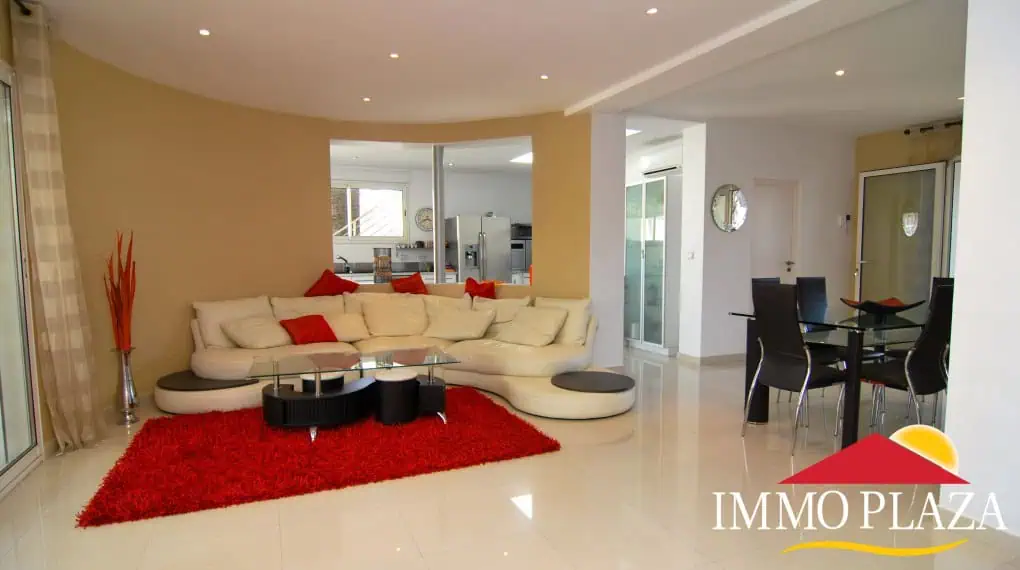 Contemporary villa with 2 studios, swimming pool and mooring 25m, located in the main channel of Empuriabrava – Costabrava – photo 4