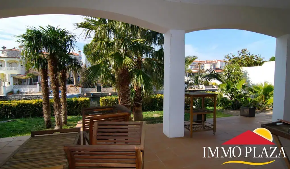 Contemporary villa with 2 studios, swimming pool and mooring 25m, located in the main channel of Empuriabrava – Costabrava – photo 5