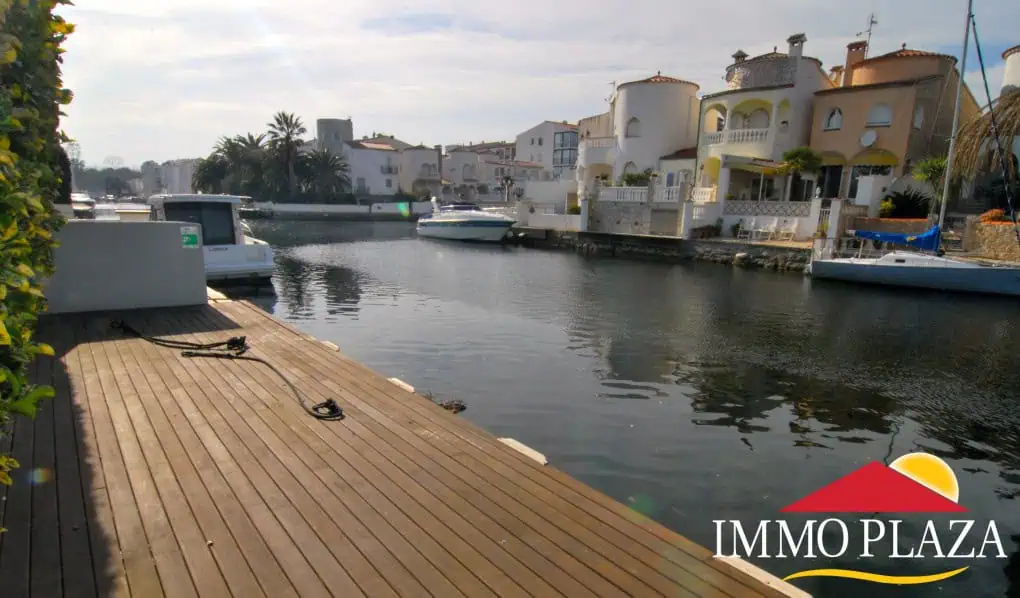 Contemporary villa with 2 studios, swimming pool and mooring 25m, located in the main channel of Empuriabrava – Costabrava – photo 6