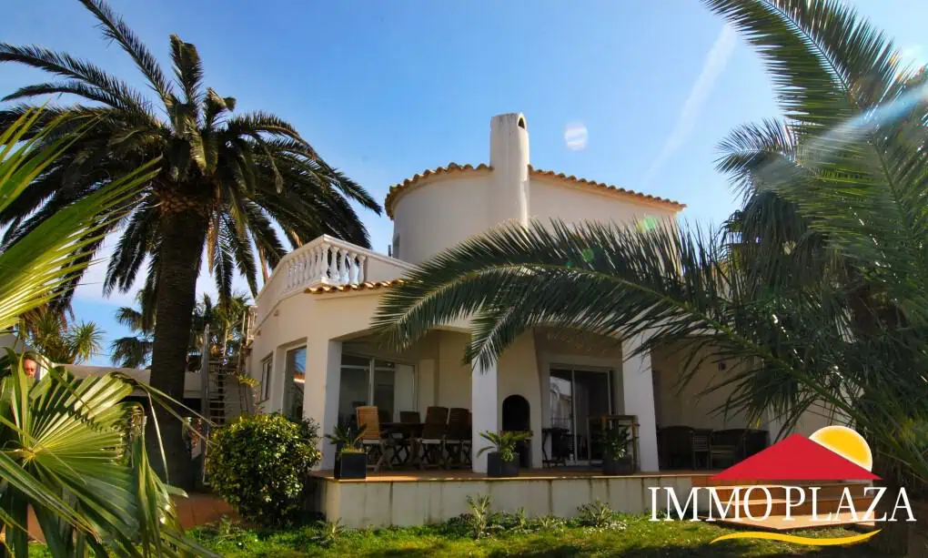Contemporary villa with 2 studios, swimming pool and mooring 25m, located in the main channel of Empuriabrava – Costabrava – photo 2