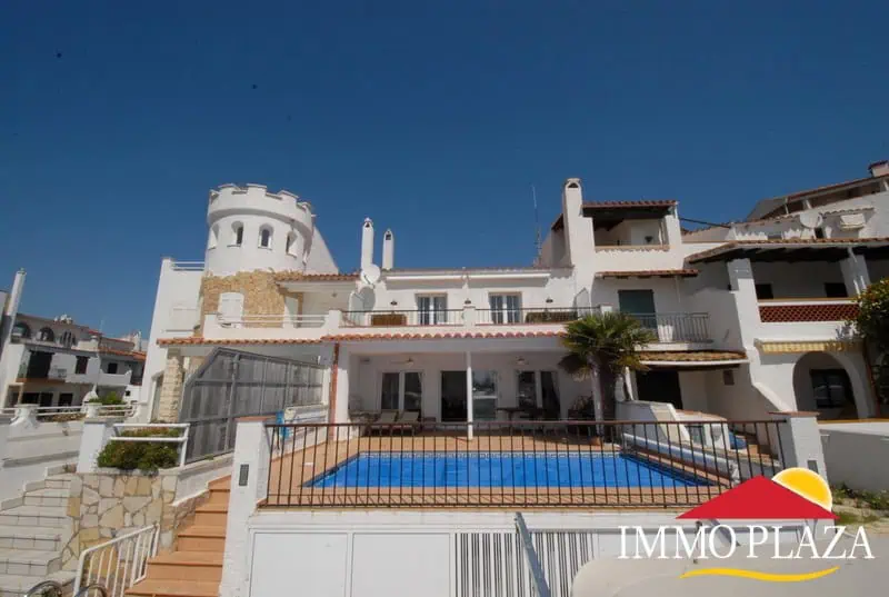Spacious holiday house with large mooring 14x8mtr and private pool in the main port of Empuriabrava – Costa Brava – photo 2