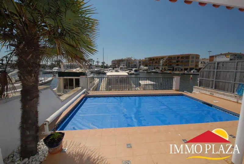Spacious holiday house with large mooring 14x8mtr and private pool in the main port of Empuriabrava – Costa Brava – photo 3
