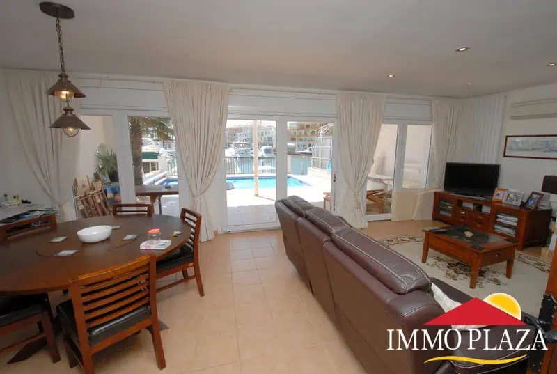 Spacious holiday house with large mooring 14x8mtr and private pool in the main port of Empuriabrava – Costa Brava – photo 5