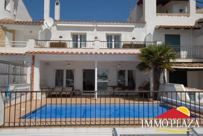Spacious holiday house with large mooring 14x8mtr and private pool in the main port of Empuriabrava – Costa Brava – photo 6