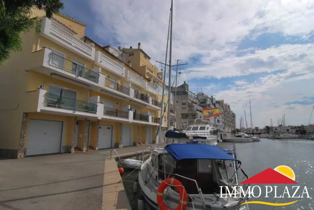 Bright and modern corner apartment with sailboat berth and private garage at the Port Grec – Empuriabrava – photo 2