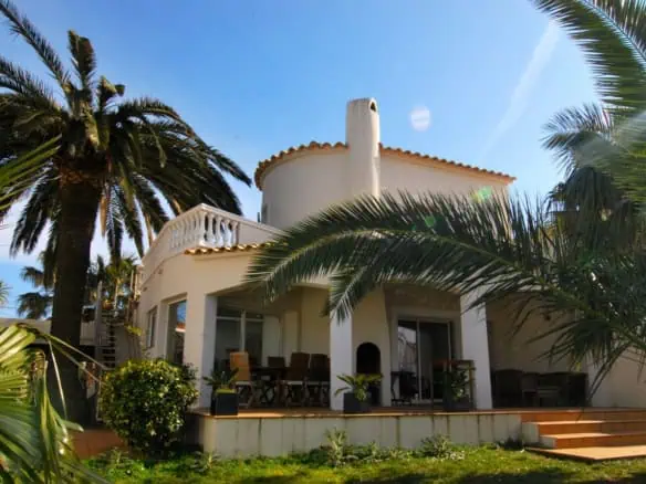Contemporary villa with 2 studios, swimming pool and mooring 25m, located in the main channel of Empuriabrava – Costabrava