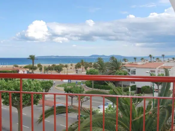 Duplex apartment with fantastic sea and canal views, in front of the beach and close to the center of Empuriabrava – Costa Brava