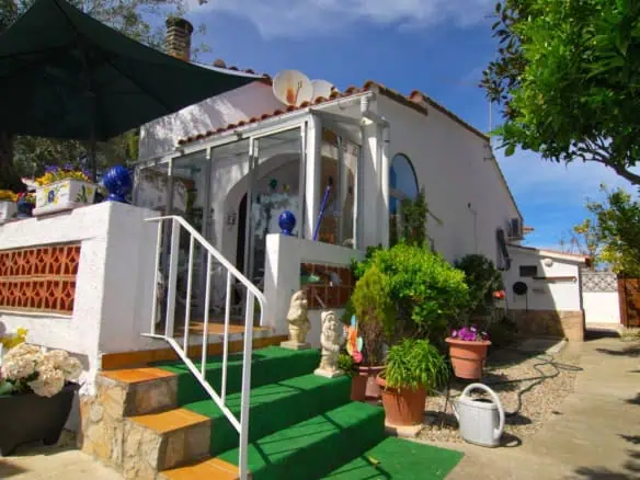 Detached house near the center with 3 bedrooms, and garage – Empuriabrava – Costa Brava