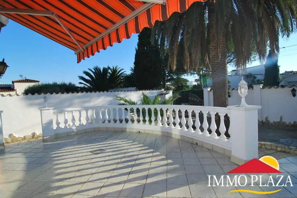 Cosy small Villa in a traditional Empuriabrava-style with a tower, ideal holiday home situated in the Bay of Rosas – photo 3