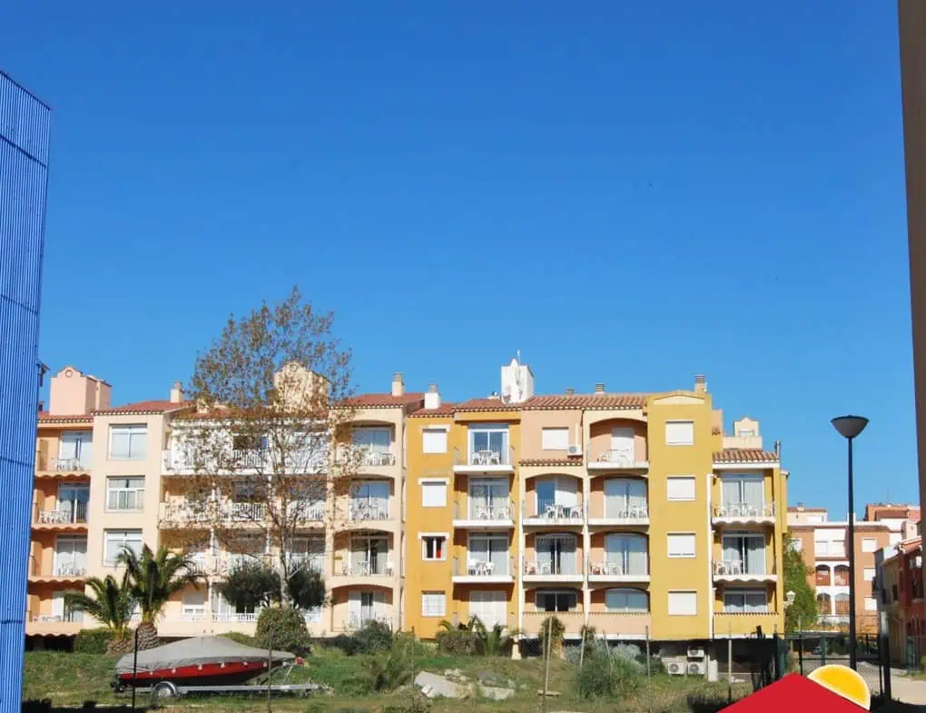 Beautiful apartment in the second line, 2 terraces and private parking in Empuriabrava in the Bay of Roses – photo 3