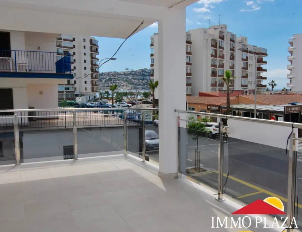 Fully renovated apartment in 2nd line of sea, terrace of 34m2 and private parking – Roses – Santa Margarita – photo 3