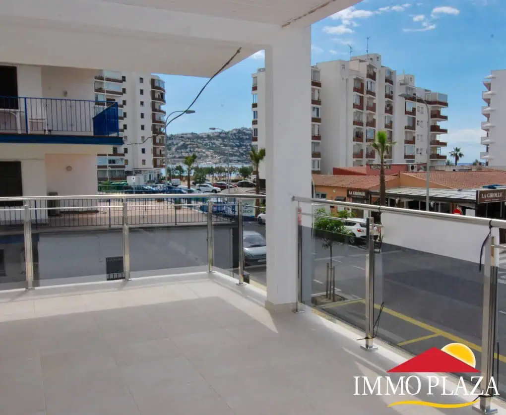 14062016180519_3215_IPA112 Fully renovated apartment in 2nd line of sea, terrace of 34m2 and private parking – Roses – Santa Margarita – photo 3