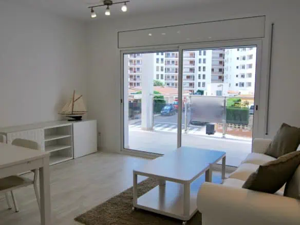 Fully renovated apartment in 2nd line of sea, terrace of 34m2 and private parking – Roses – Santa Margarita