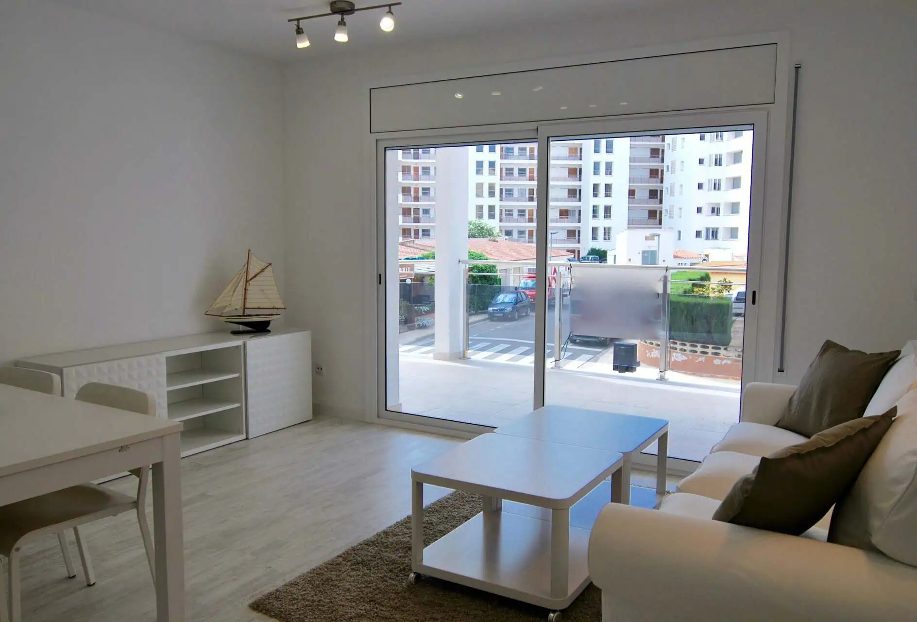 14062016180812_232 Fully renovated apartment in 2nd line of sea, terrace of 34m2 and private parking – Roses – Santa Margarita