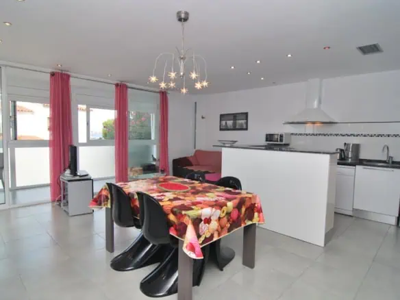 Second line of the sea, in a small building, modern apartment with an independent studio and private parking, in Roses – Spain